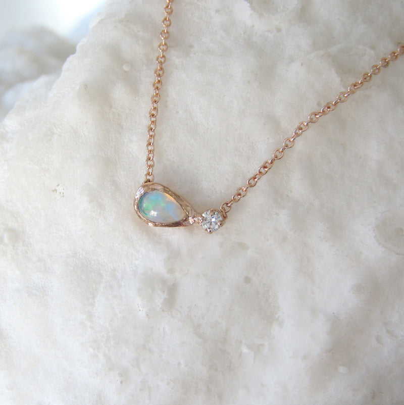Single guiding light necklace with white round brilliant diamonds.