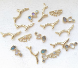 Collection of gold earings. 